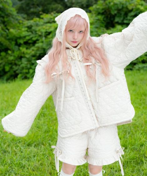 【益若つばさ】<br>FRILL COLLAR PRECIOUS QUIL TING JACKET